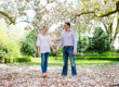 Frühling Fotoshoot unter Magnolienbaum Ilya Kenzikeyev Hochzeitsfotograf in Düsseldorf