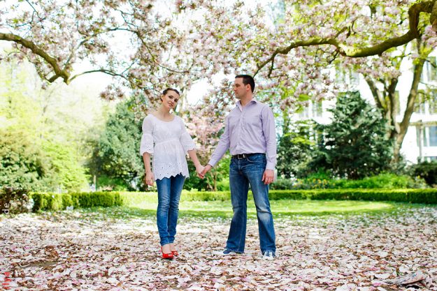 Frühling Fotoshoot unter Magnolienbaum Ilya Kenzikeyev Hochzeitsfotograf in Düsseldorf