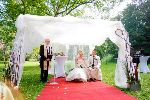 Freie Trauung im Schlosspark Bad Kreuznach. Hochzeitsfeier im Hofgut Rheingrafenstein.